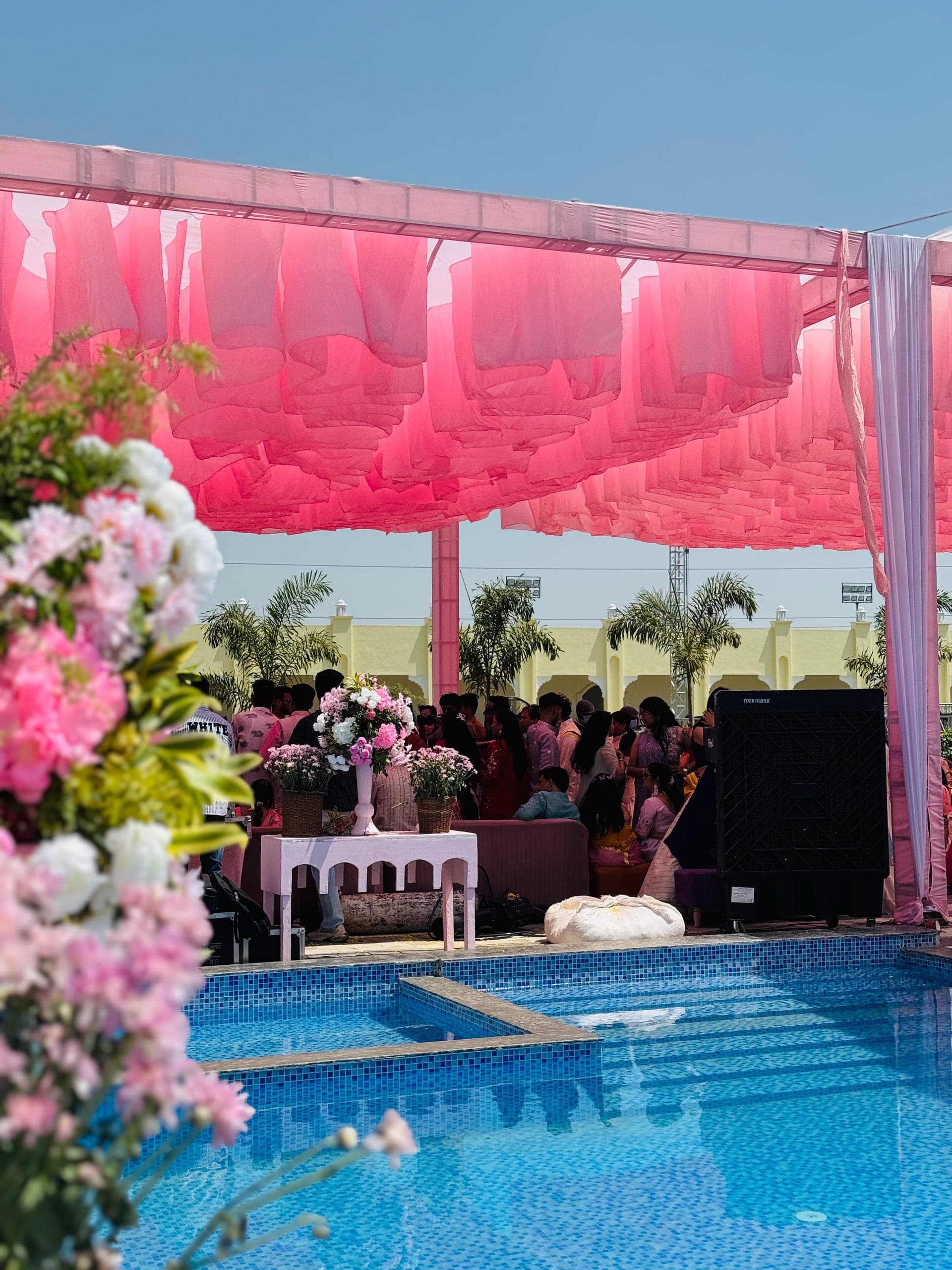Poolside Cabana & Sun Loungers (IMG_1984)